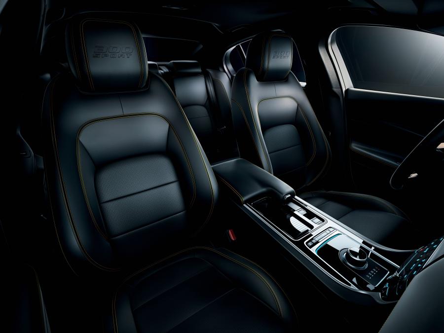 Интерьер Jaguar XE 300 Sport 2018 года  (WW) (фото 11 из 24)